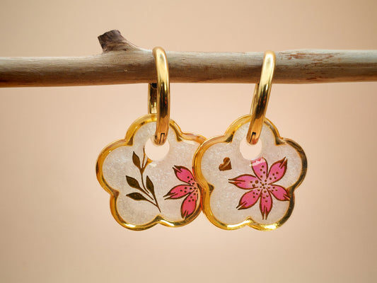 Boucles d’oreilles – Fleur nacrée au souffle rosé