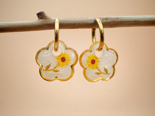 Boucles d’oreilles – Fleur solaire en douceur nacrée