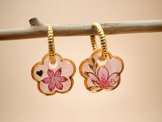 Boucles d’oreilles – Fleur nacrée aux éclats tendres