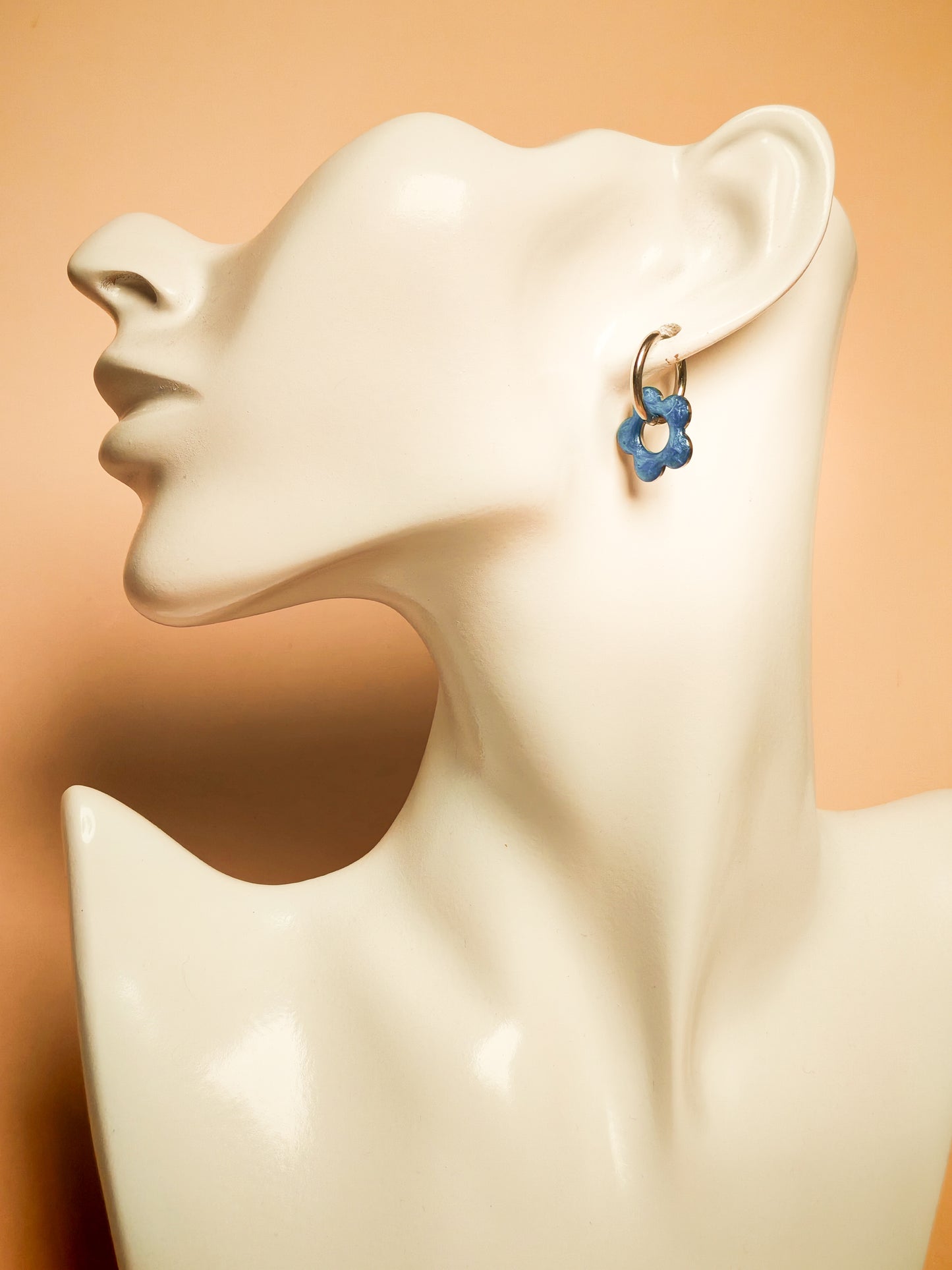 Boucles d'oreilles – Fleur céleste aux reflets argentés