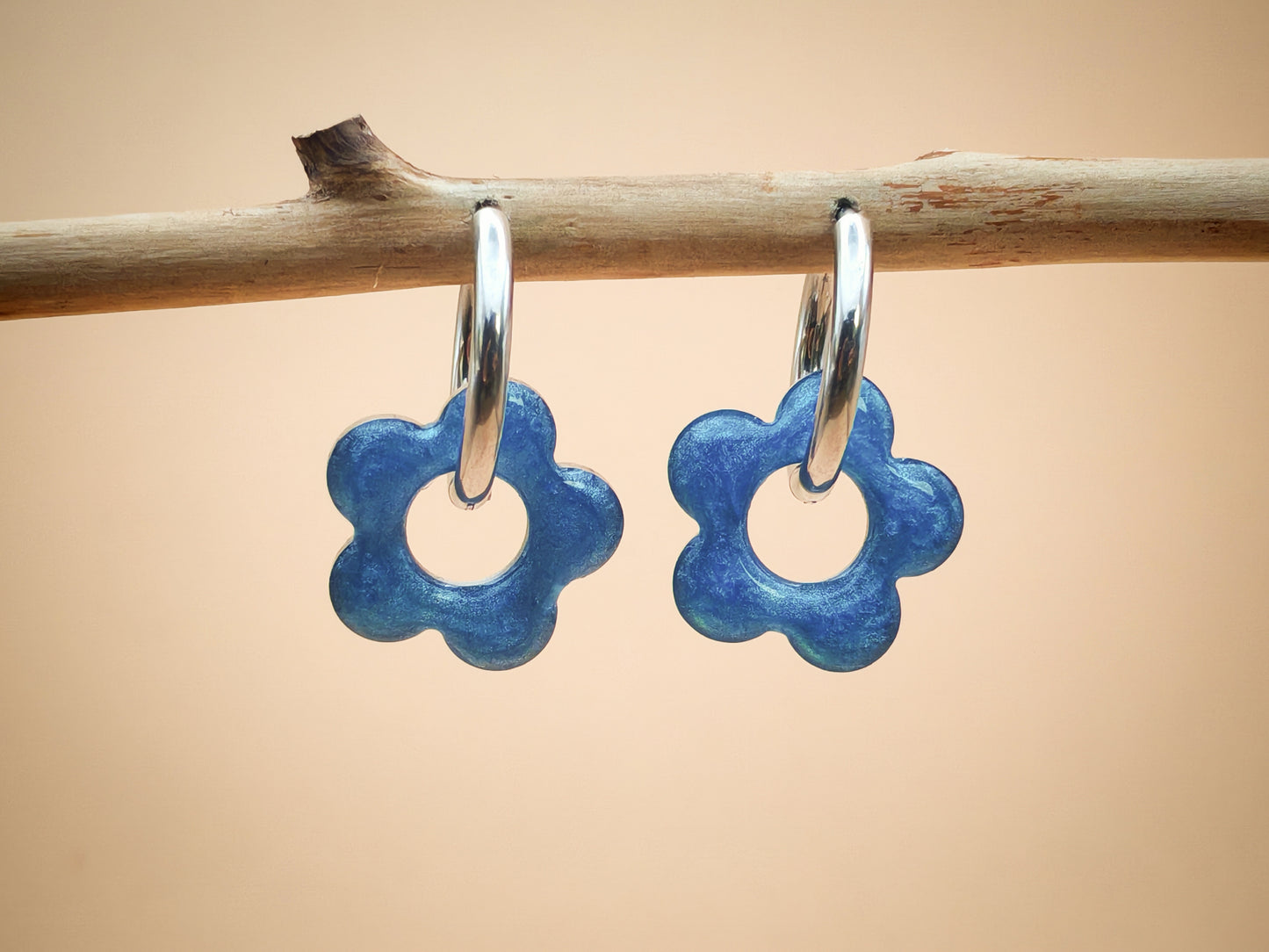Boucles d'oreilles – Fleur céleste aux reflets argentés