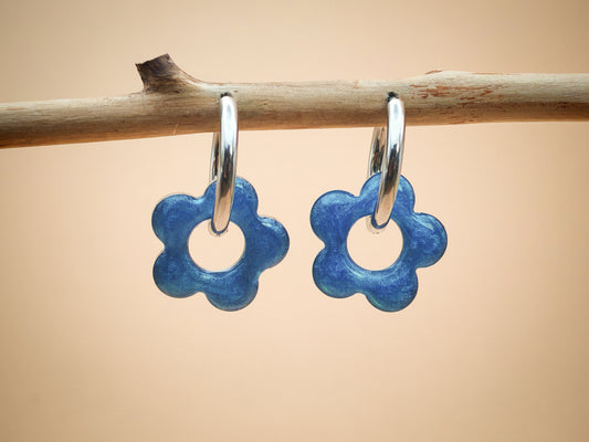 Boucles d'oreilles – Fleur céleste aux reflets argentés