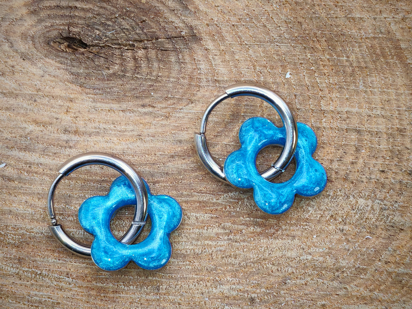 Boucles d'oreilles – Fleur céleste aux reflets argentés