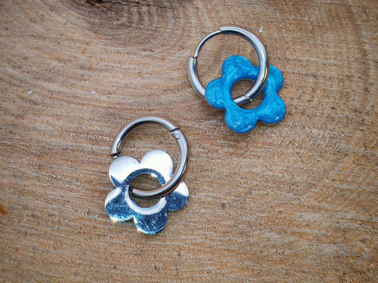 Boucles d'oreilles – Fleur céleste aux reflets argentés