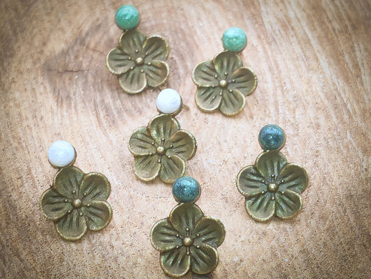 Clous d’oreilles – Fleur bohème et touche de couleur