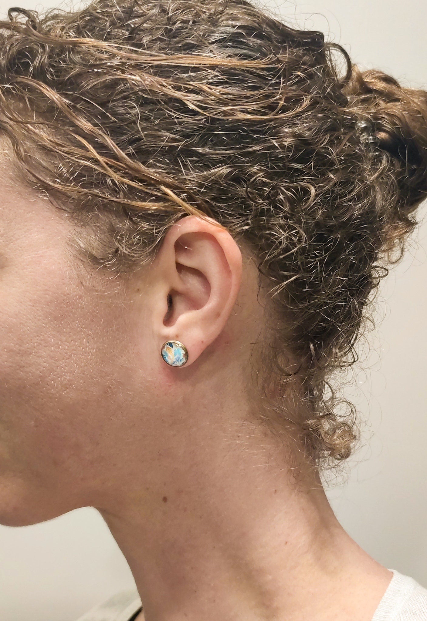 Clous d'oreille, cabochon de 10mm de diamètre en résine sur imprimé, motif asymétrique, fait main