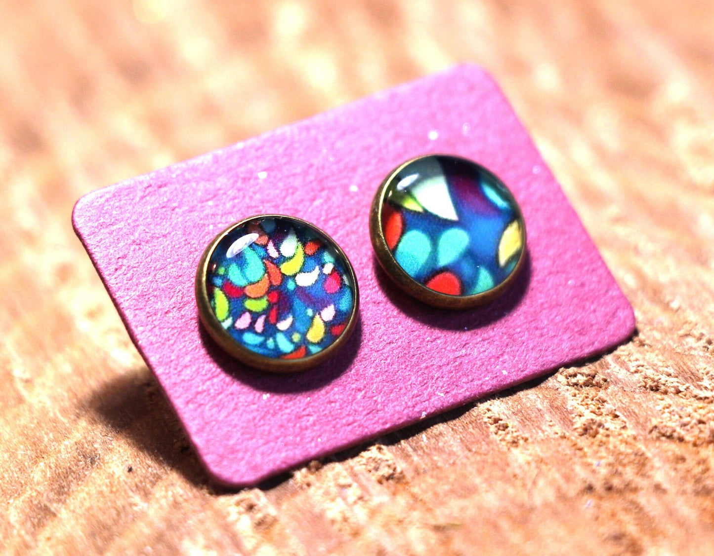 Clous d'oreille, cabochon de 10mm de diamètre en résine sur imprimé, motif asymétrique, fait main