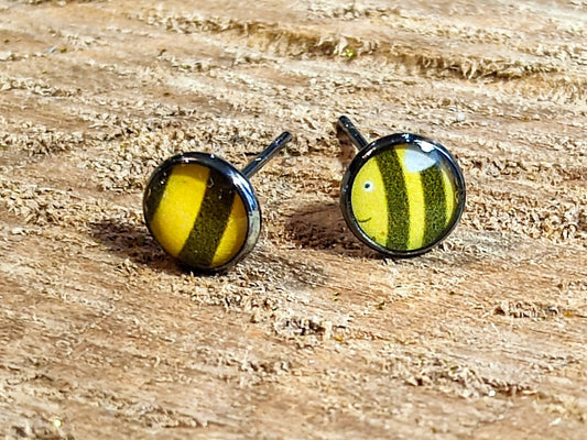 Clous d'oreille, acier inoxydable, cabochon de 6mm de diamètre en résine, sur imprimé motif abeille asymétrique, fait main