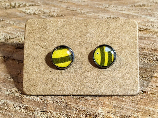 Clous d'oreille, acier inoxydable, cabochon de 6mm de diamètre en résine, sur imprimé motif abeille asymétrique, fait main