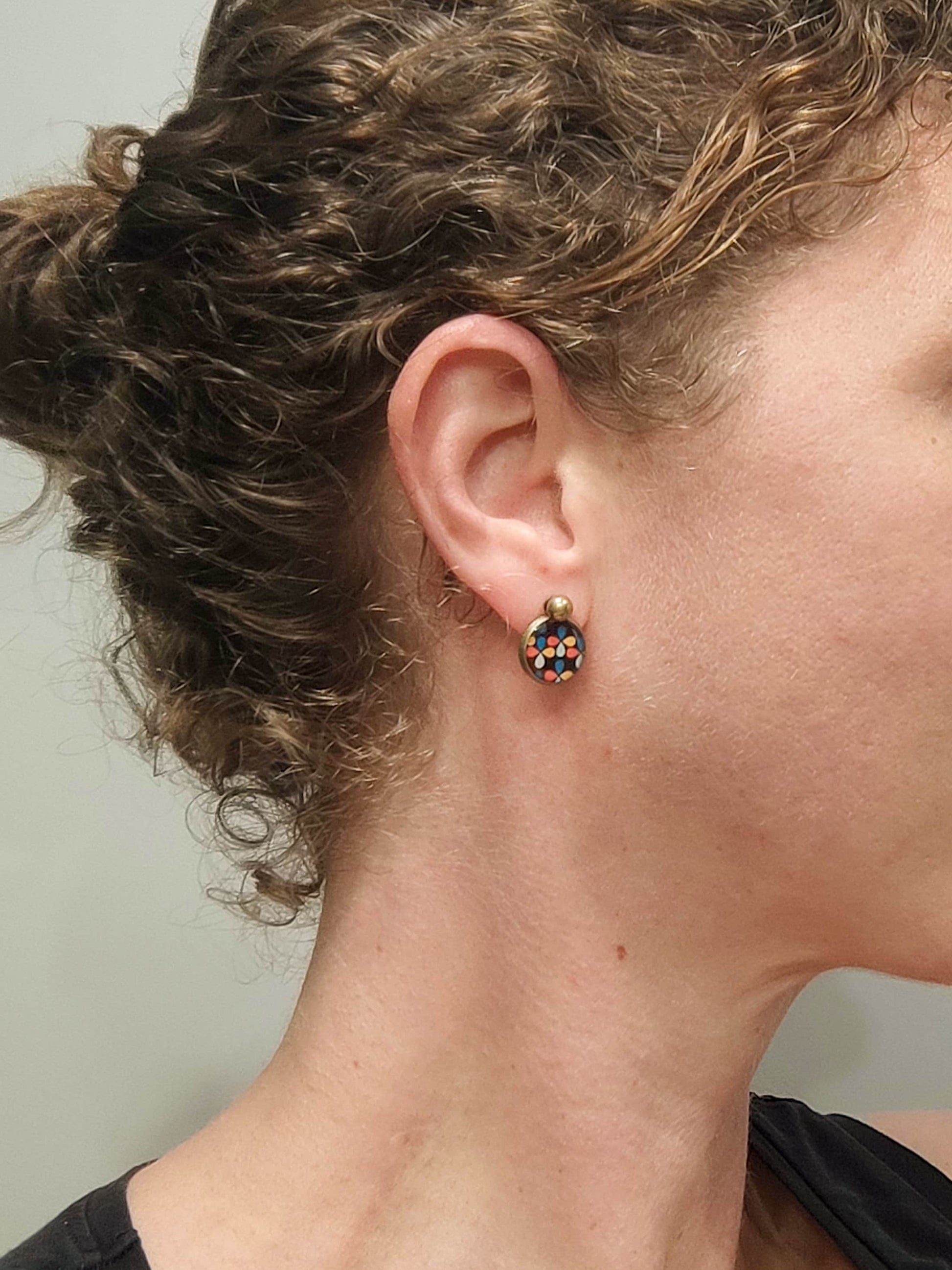 Puce d'oreille de 12mm de diamètre en résine sur imprimé, motif asymétrique, fait main