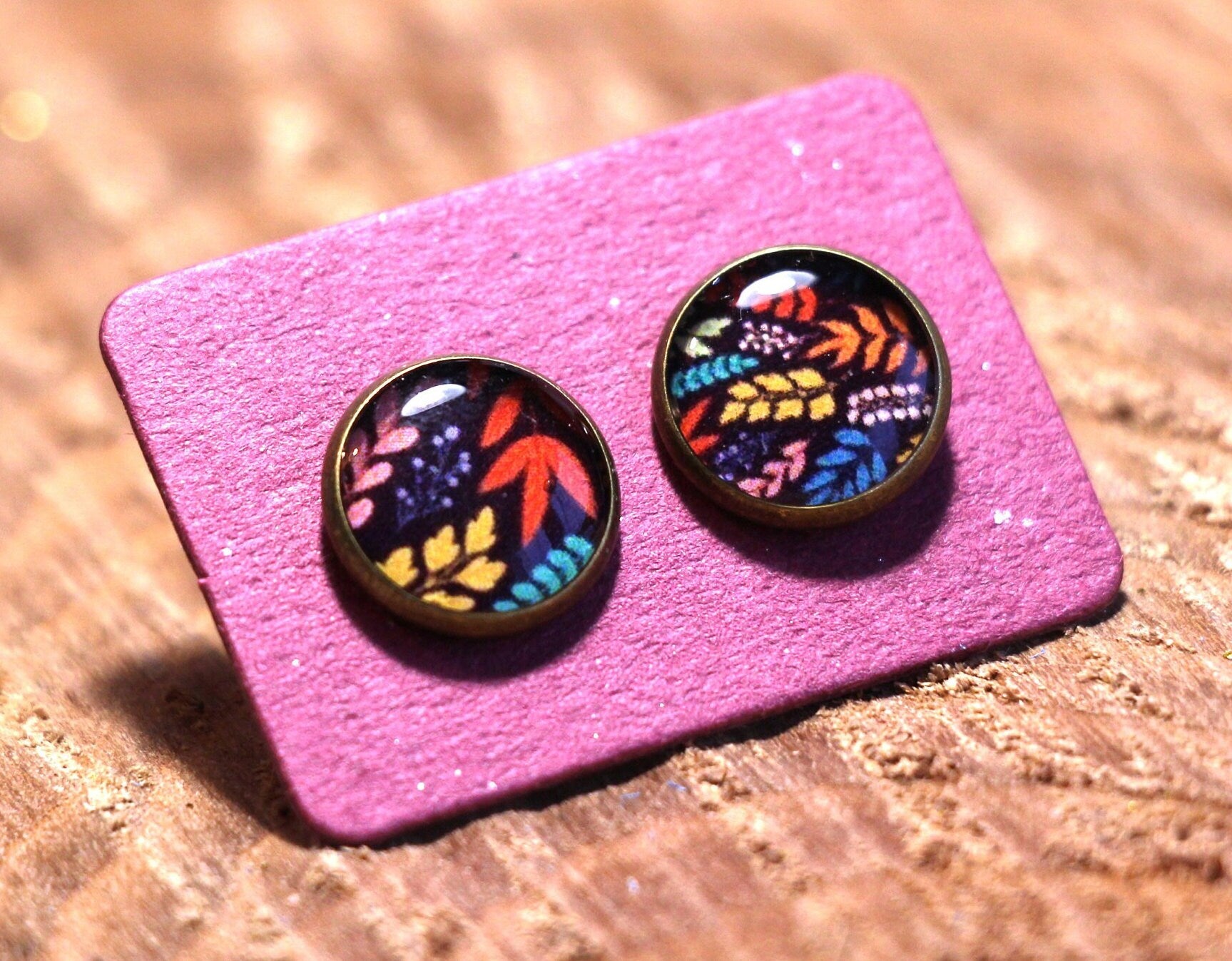 Clous d'oreille, cabochon de 10mm de diamètre en résine sur imprimé, motif asymétrique, fait main