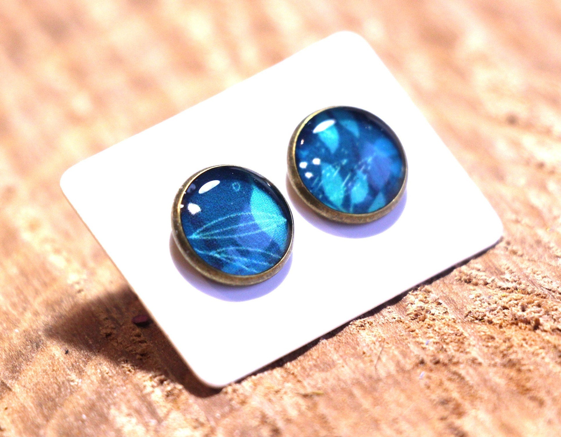 Clous d'oreille, cabochon de 10mm de diamètre en résine sur imprimé, motif asymétrique, fait main