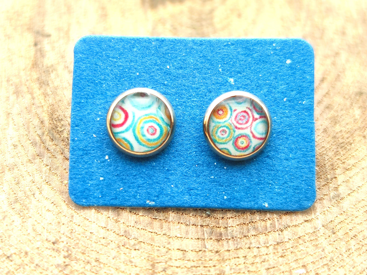 Clous d'oreille, acier inoxydable, cabochon de 8mm de diamètre en résine sur imprimé cercles, motif asymétrique, fait main