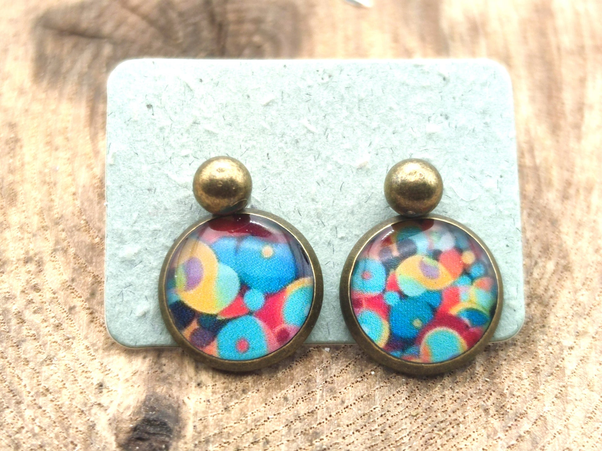 Puce d'oreille de 12mm de diamètre en résine sur imprimé, motif asymétrique, fait main