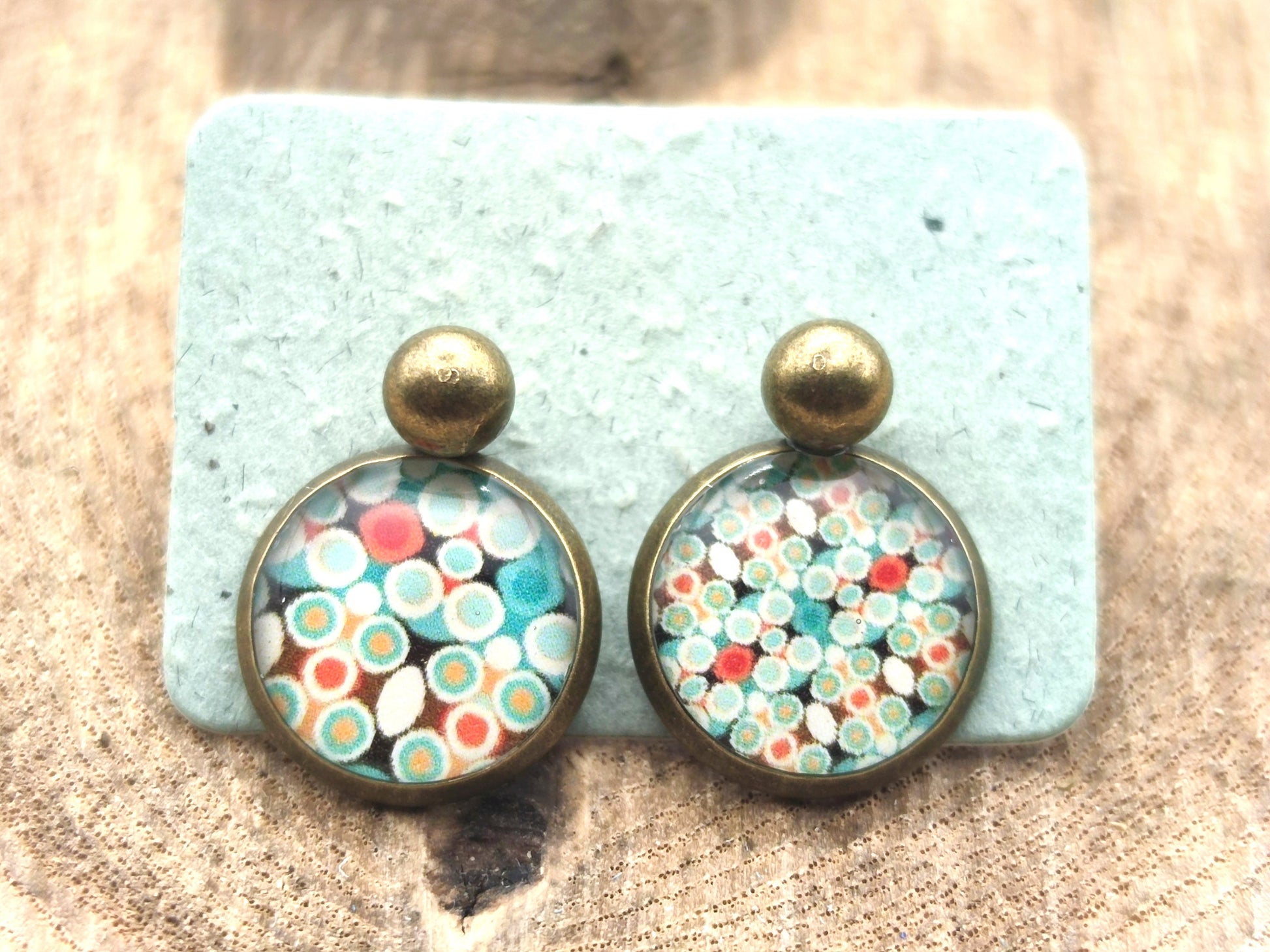 Puce d'oreille de 12mm de diamètre en résine sur imprimé, motif asymétrique, fait main