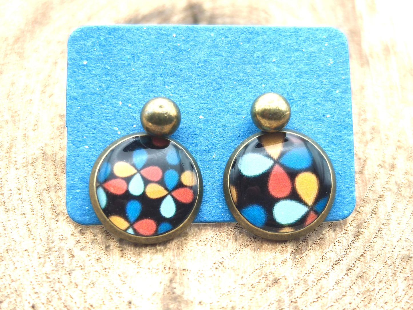 Puce d'oreille de 12mm de diamètre en résine sur imprimé, motif asymétrique, fait main