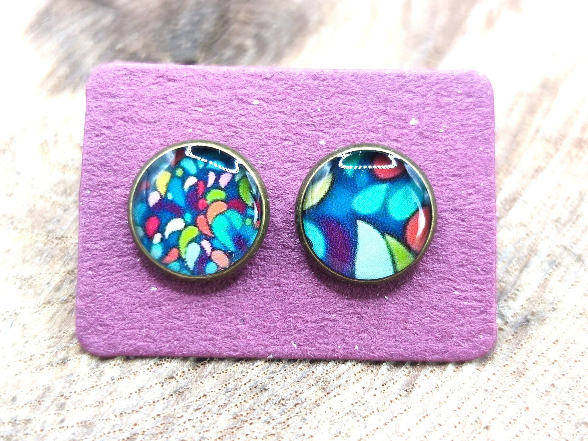 Clous d'oreille, cabochon de 10mm de diamètre en résine sur imprimé, motif asymétrique, fait main