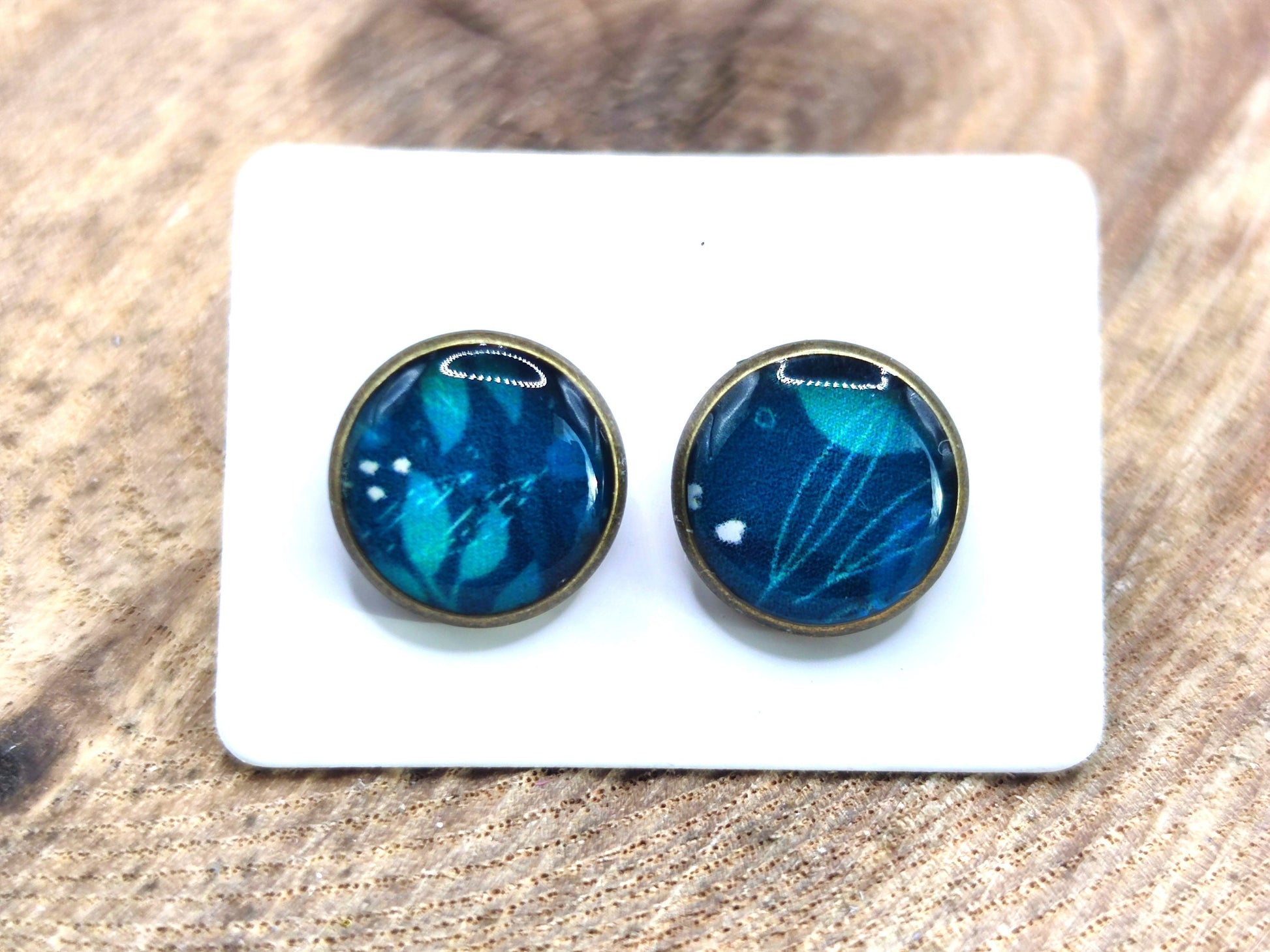 Clous d'oreille, cabochon de 10mm de diamètre en résine sur imprimé, motif asymétrique, fait main