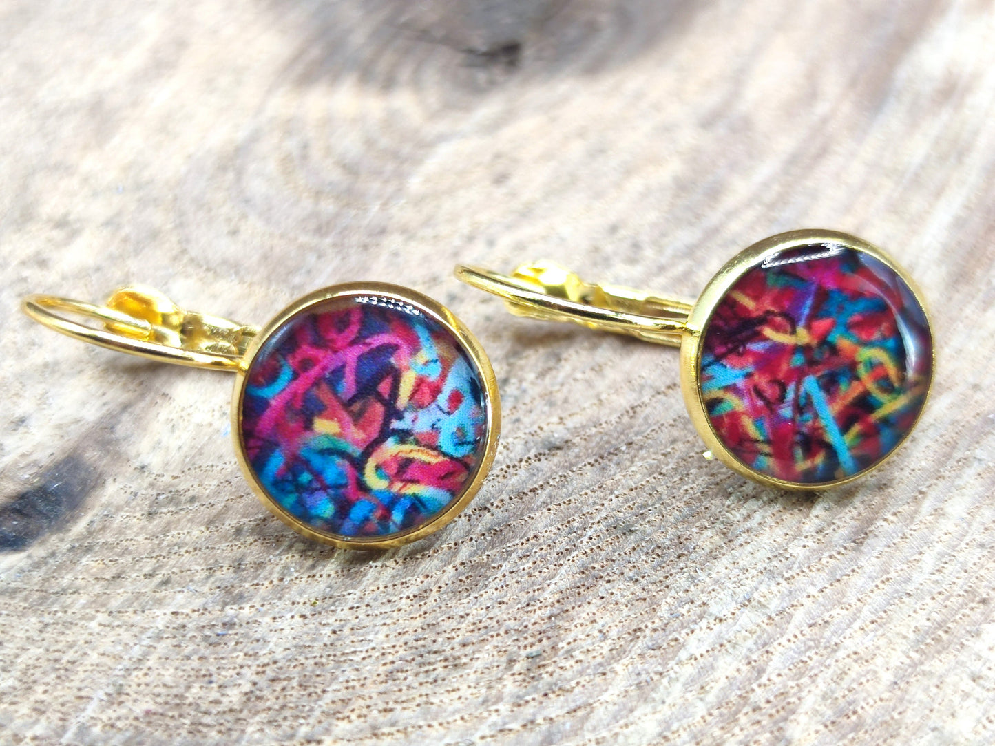 Boucles d'oreille de 12mm de diamètre en résine sur imprimé, motif asymétrique, fait main