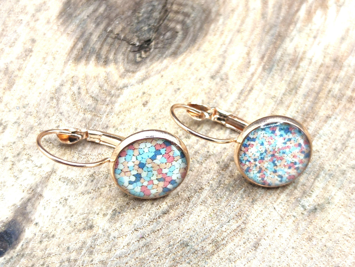 Boucles d'oreille de 12mm de diamètre en résine sur imprimé, motif asymétrique, fait main