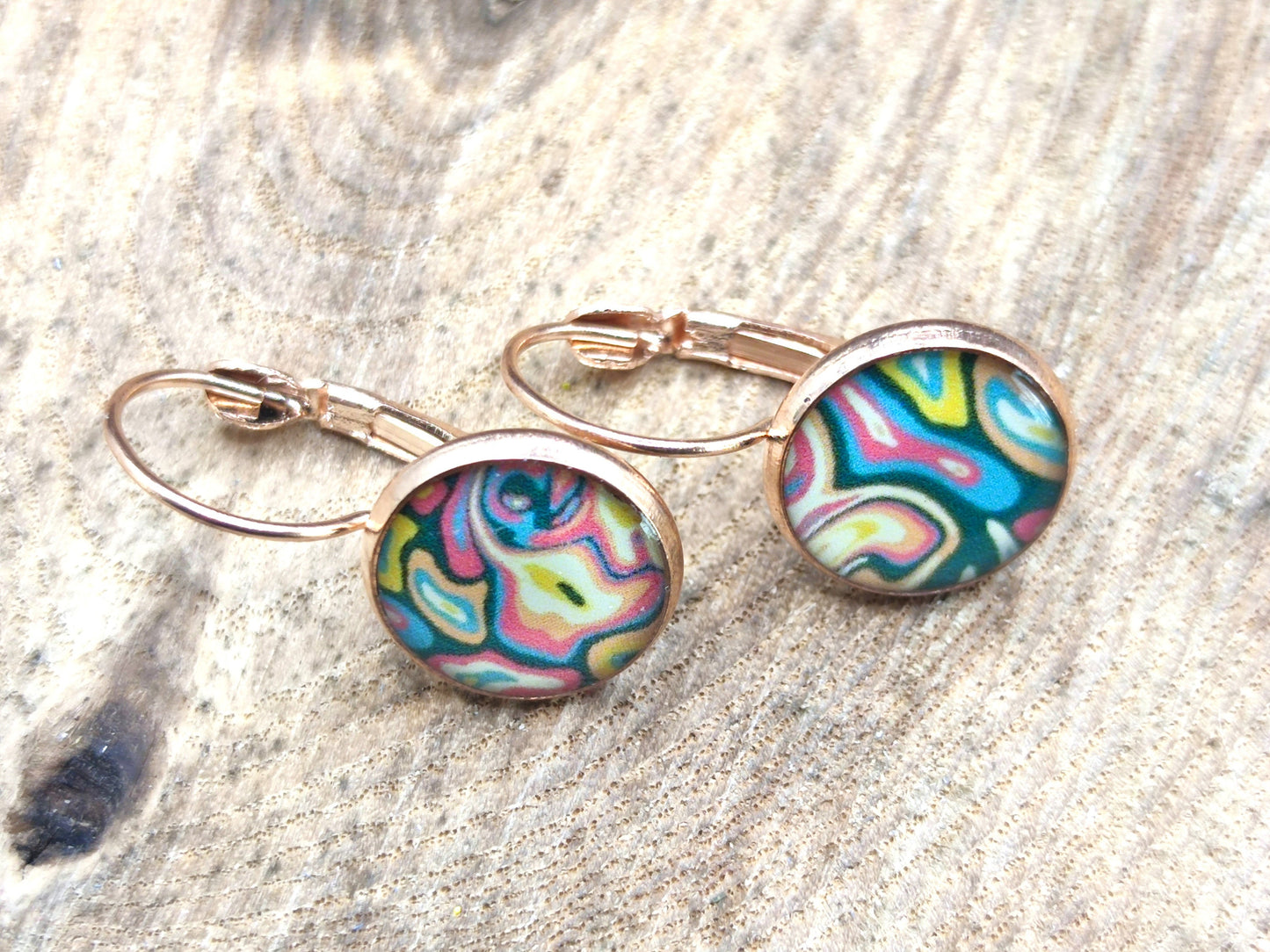 Boucles d'oreille de 12mm de diamètre en résine sur imprimé, motif asymétrique, fait main