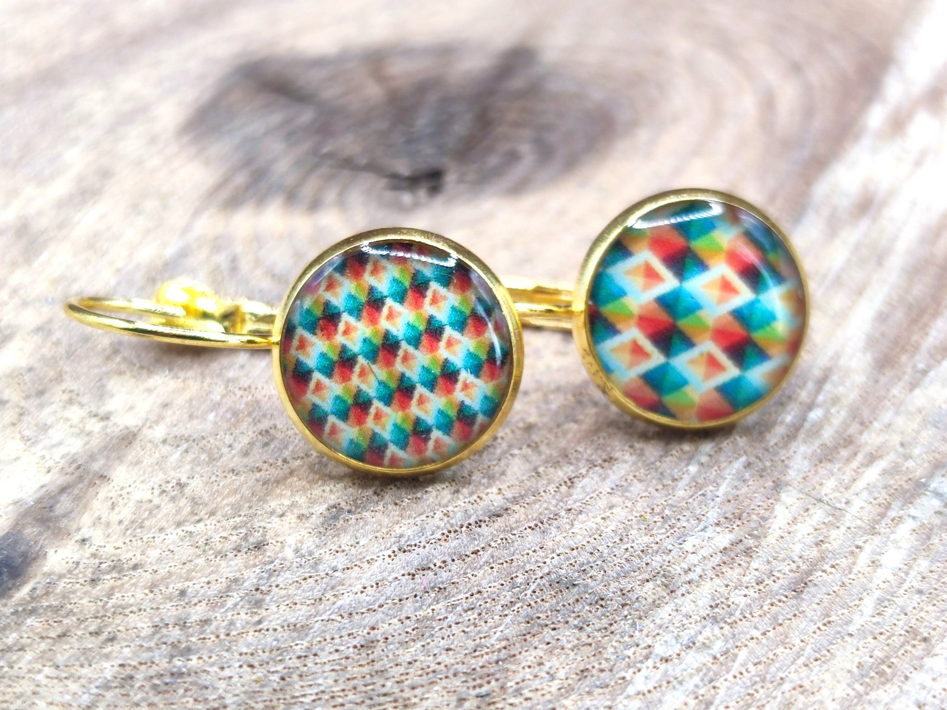 Boucles d'oreille de 12mm de diamètre en résine sur imprimé, motif asymétrique, fait main