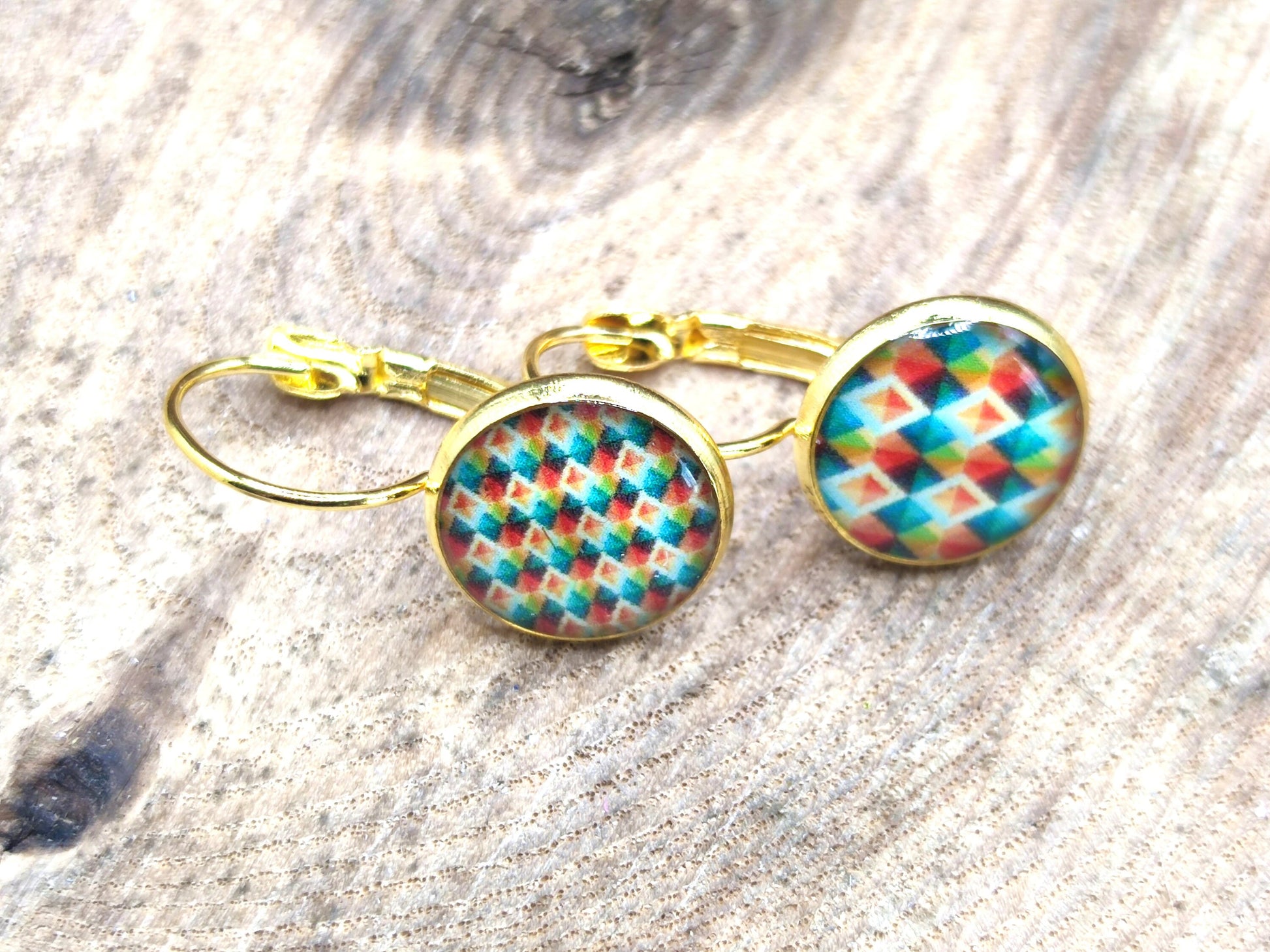 Boucles d'oreille de 12mm de diamètre en résine sur imprimé, motif asymétrique, fait main