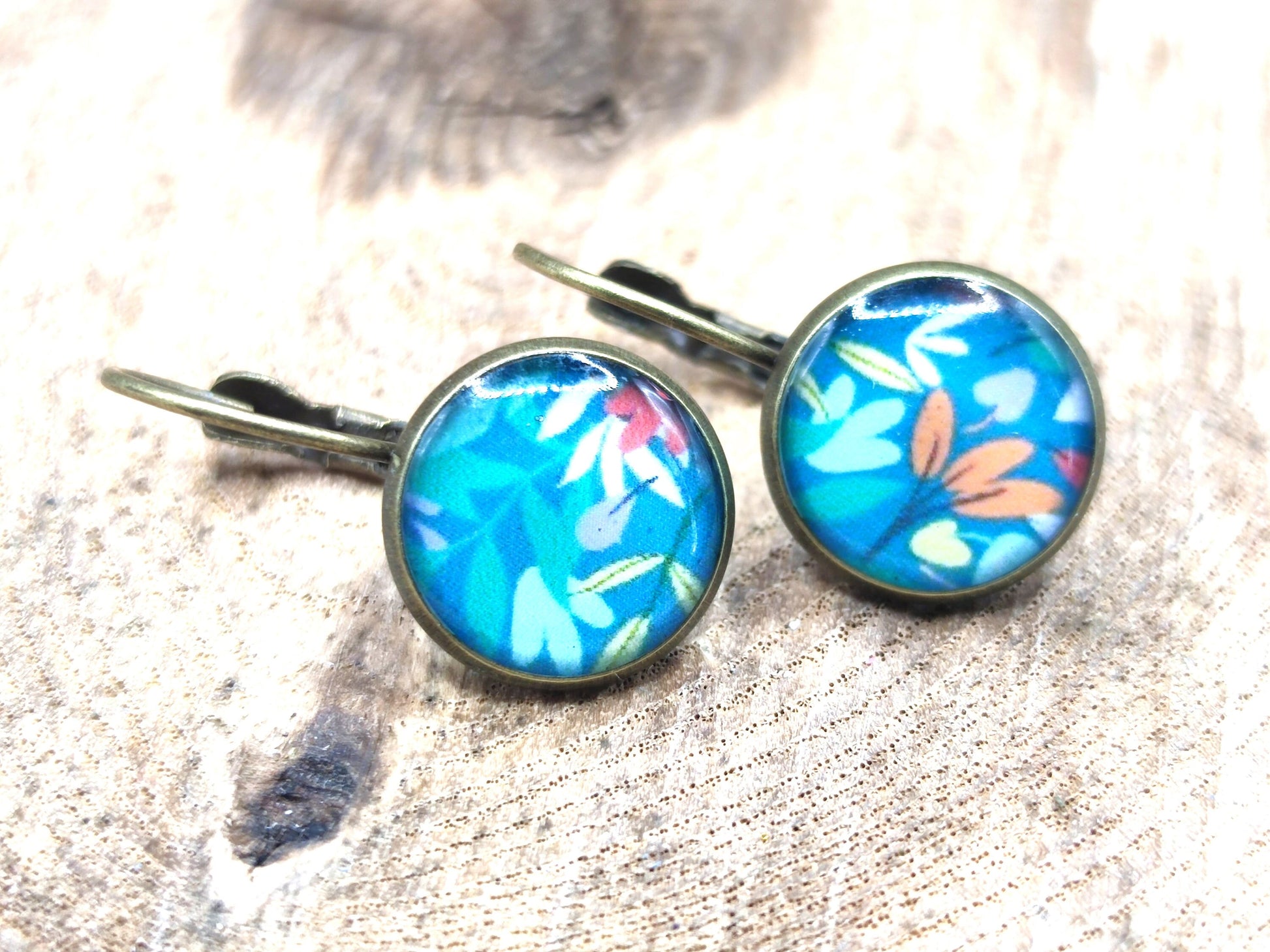 Boucles d'oreille de 12mm de diamètre en résine sur imprimé, motif asymétrique, fait main