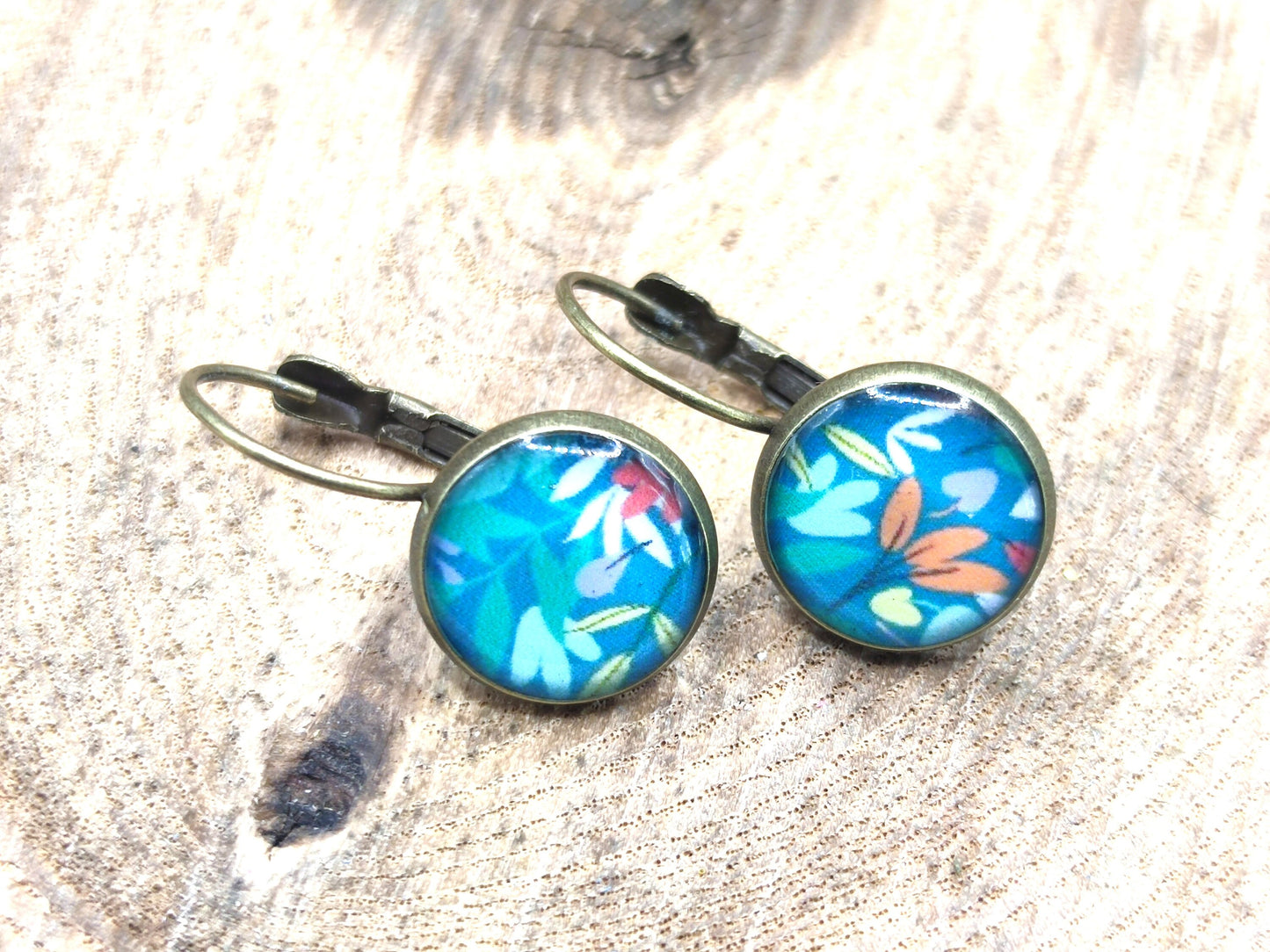 Boucles d'oreille de 12mm de diamètre en résine sur imprimé, motif asymétrique, fait main
