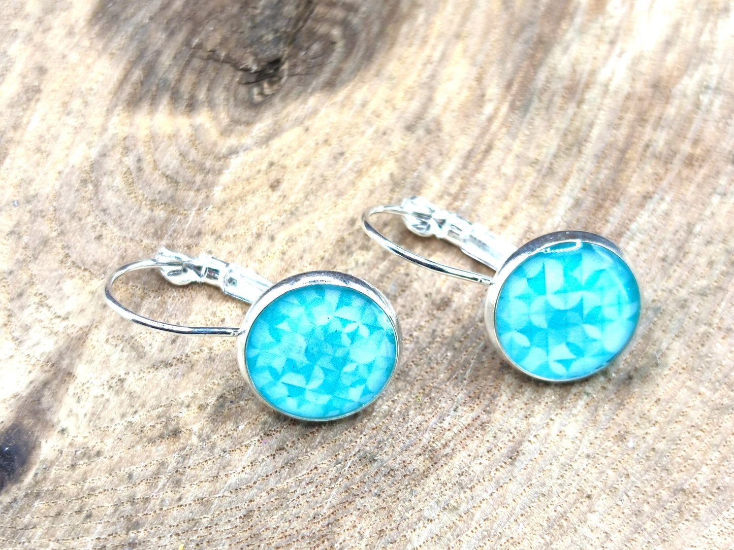 Boucles d'oreille de 12mm de diamètre en résine sur imprimé, motif asymétrique, fait main