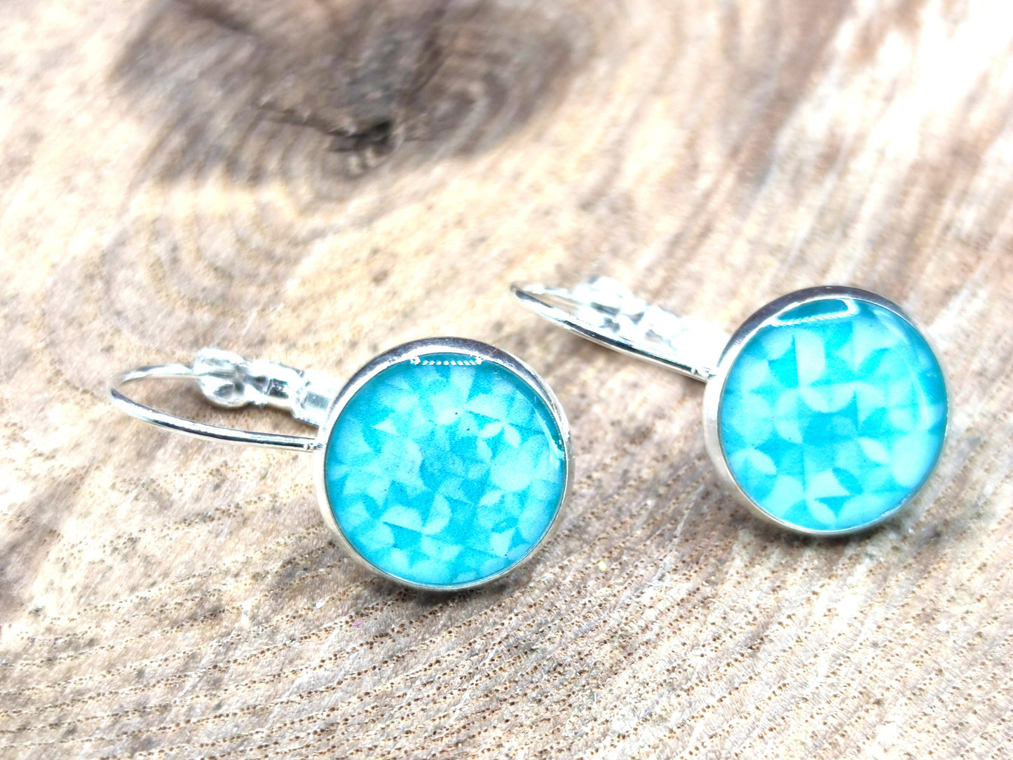 Boucles d'oreille de 12mm de diamètre en résine sur imprimé, motif asymétrique, fait main