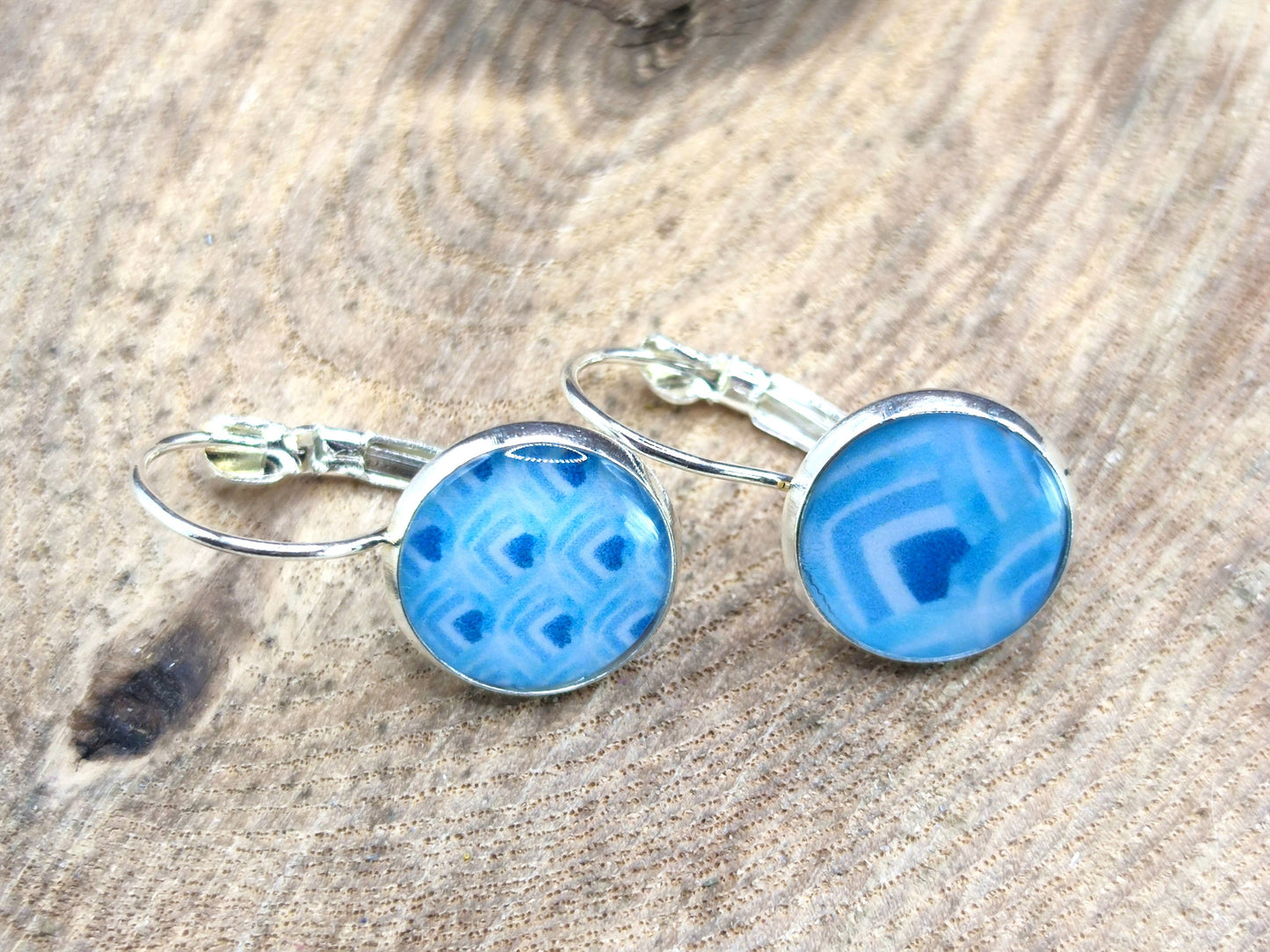 Boucles d'oreille de 12mm de diamètre en résine sur imprimé, motif asymétrique, fait main