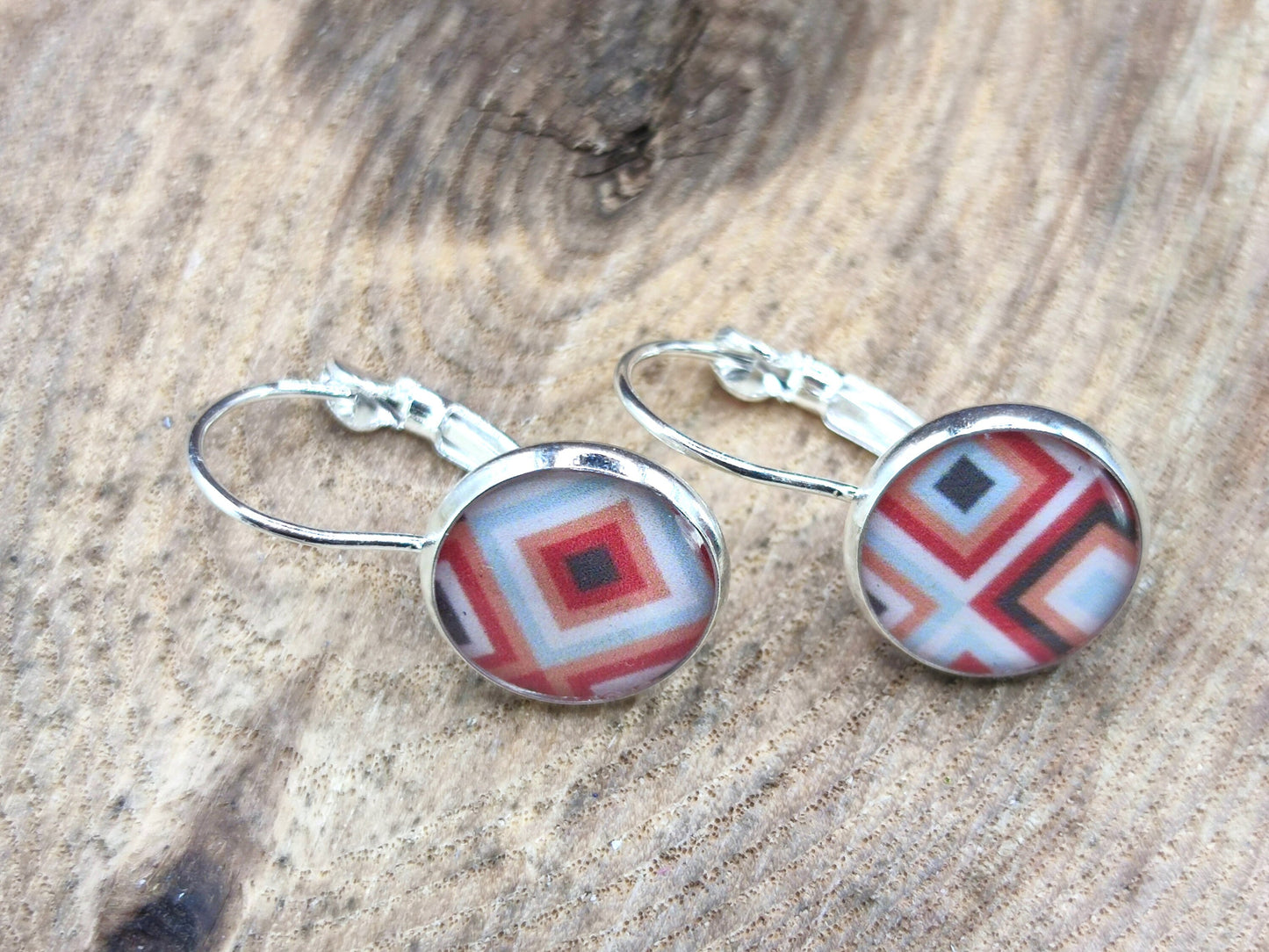 Boucles d'oreille de 12mm de diamètre en résine sur imprimé, motif asymétrique, fait main