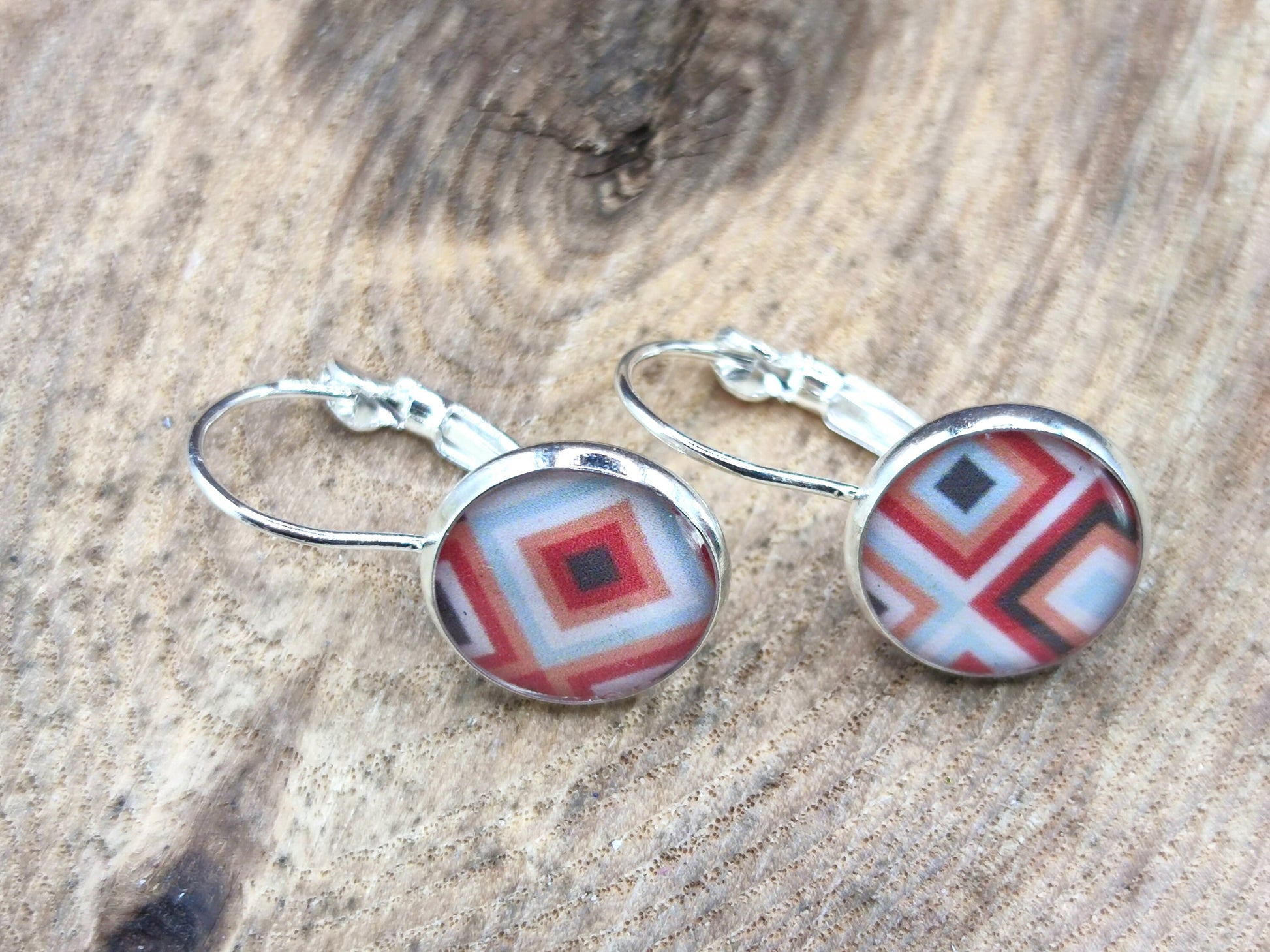 Boucles d'oreille de 12mm de diamètre en résine sur imprimé, motif asymétrique, fait main