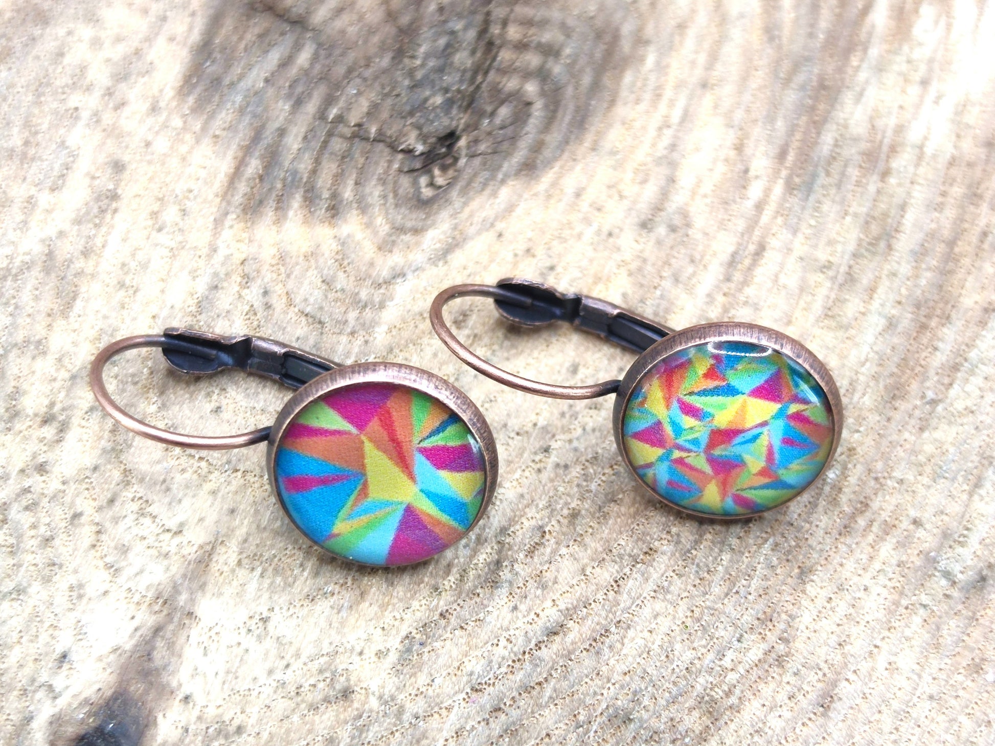 Boucles d'oreille de 12mm de diamètre en résine sur imprimé, motif asymétrique, fait main