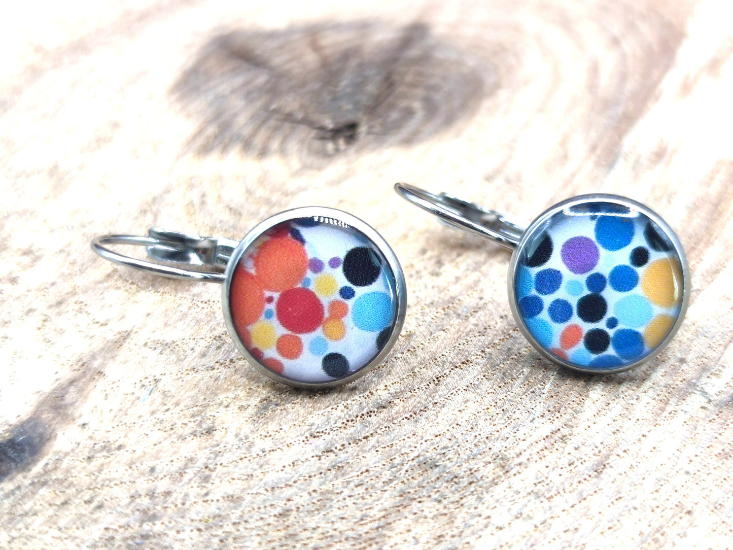 Boucles d'oreille de 12mm de diamètre en résine sur imprimé, motif asymétrique, fait main