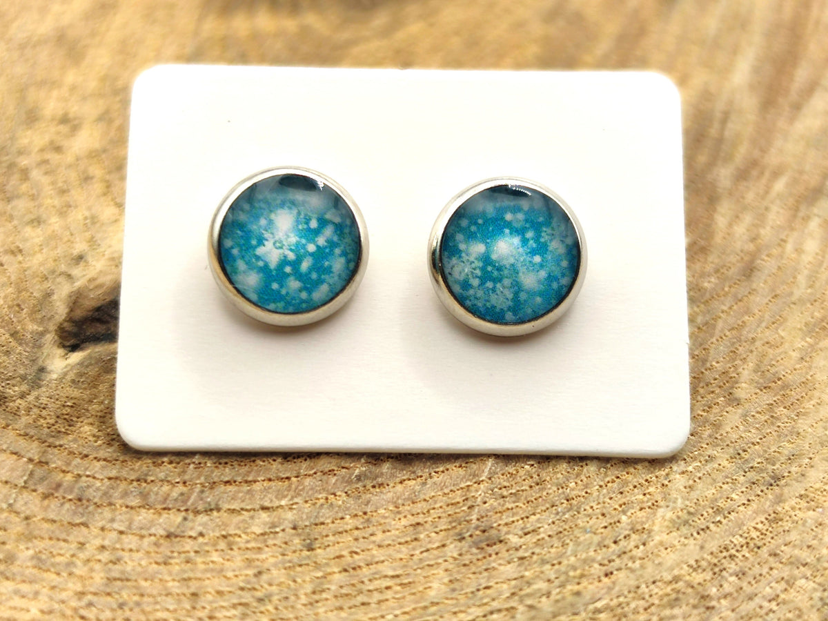 Clous d'oreille, acier inoxydable, cabochon de 8mm de diamètre en résine sur imprimé, motif asymétrique, fait main