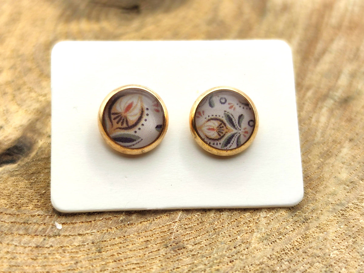 Clous d'oreille, acier inoxydable, cabochon de 8mm de diamètre en résine sur imprimé, motif asymétrique, fait main