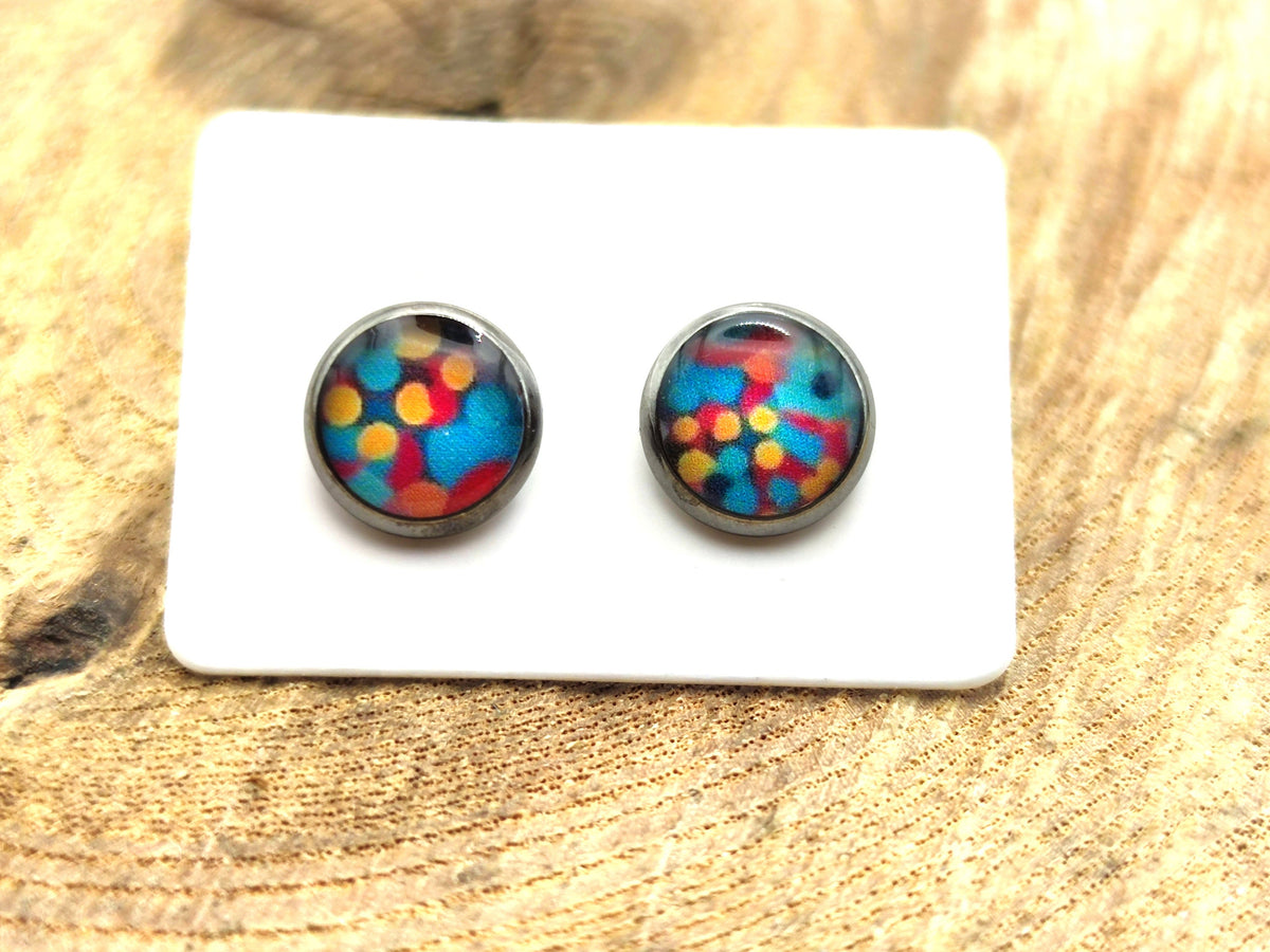 Clous d'oreille, acier inoxydable, cabochon de 8mm de diamètre en résine sur imprimé, motif asymétrique, fait main