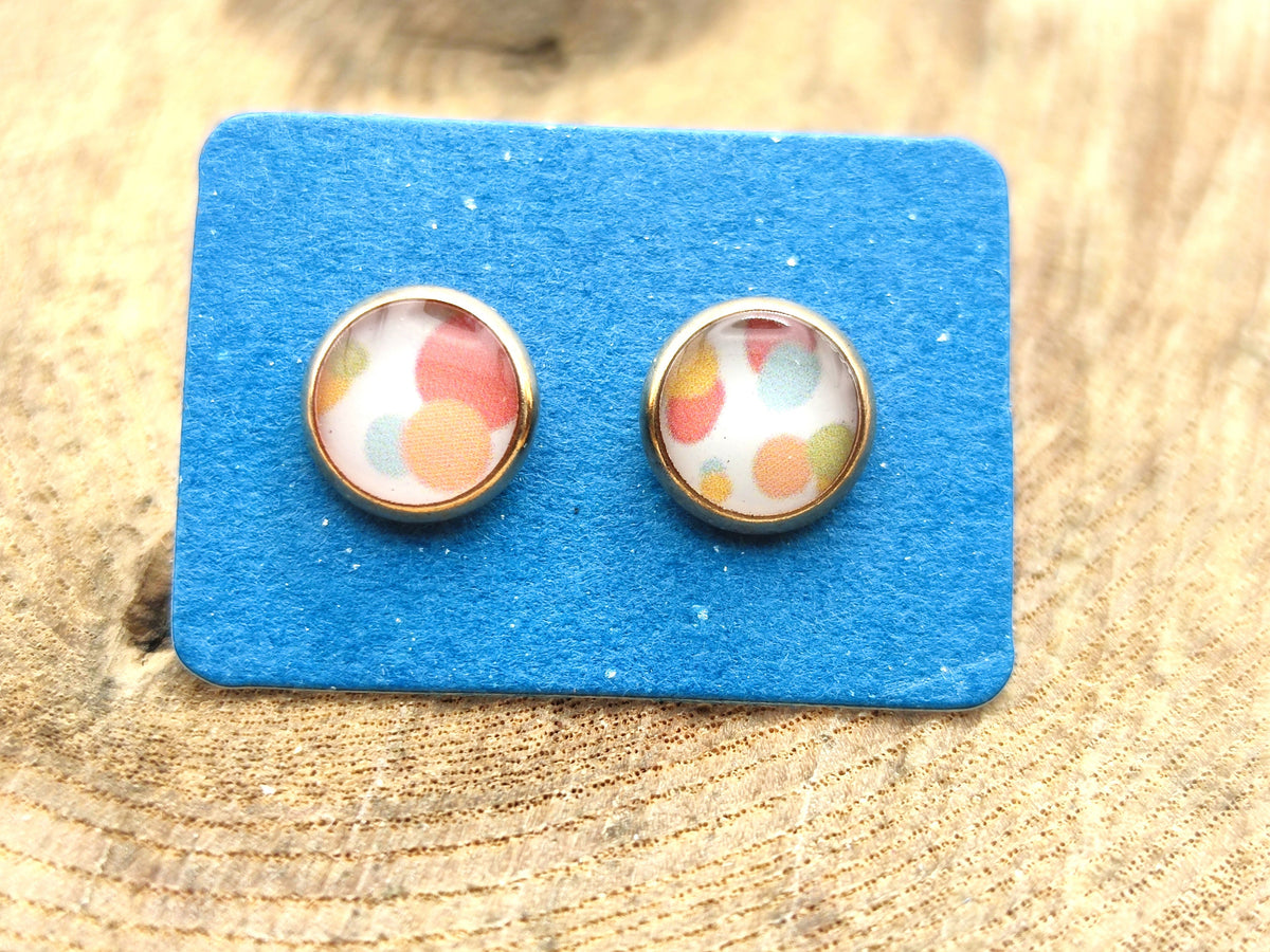Clous d'oreille, acier inoxydable, cabochon de 8mm de diamètre en résine sur imprimé, motif asymétrique, fait main
