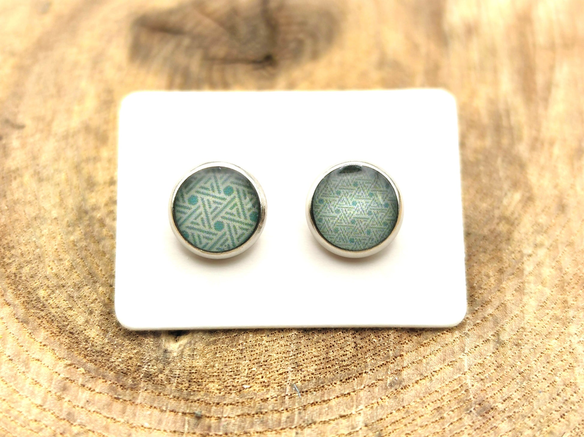 Clous d'oreille, acier inoxydable, cabochon de 8mm de diamètre en résine sur imprimé, motif asymétrique, fait main