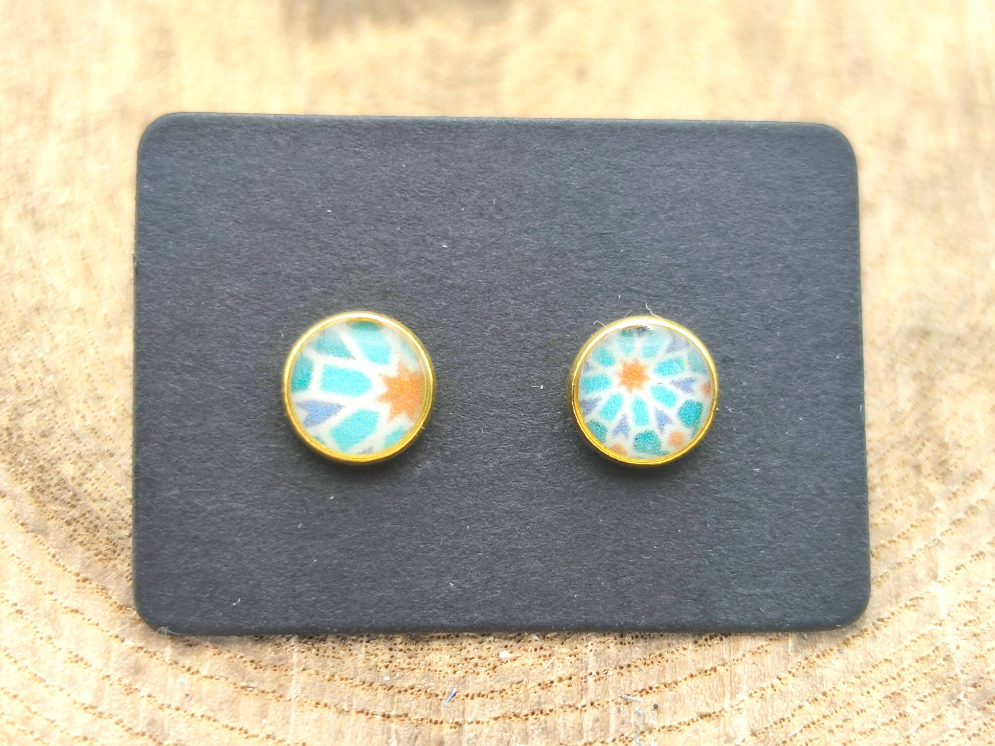 Clous d'oreille, cabochon de 6mm de diamètre en résine sur imprimé, fait main