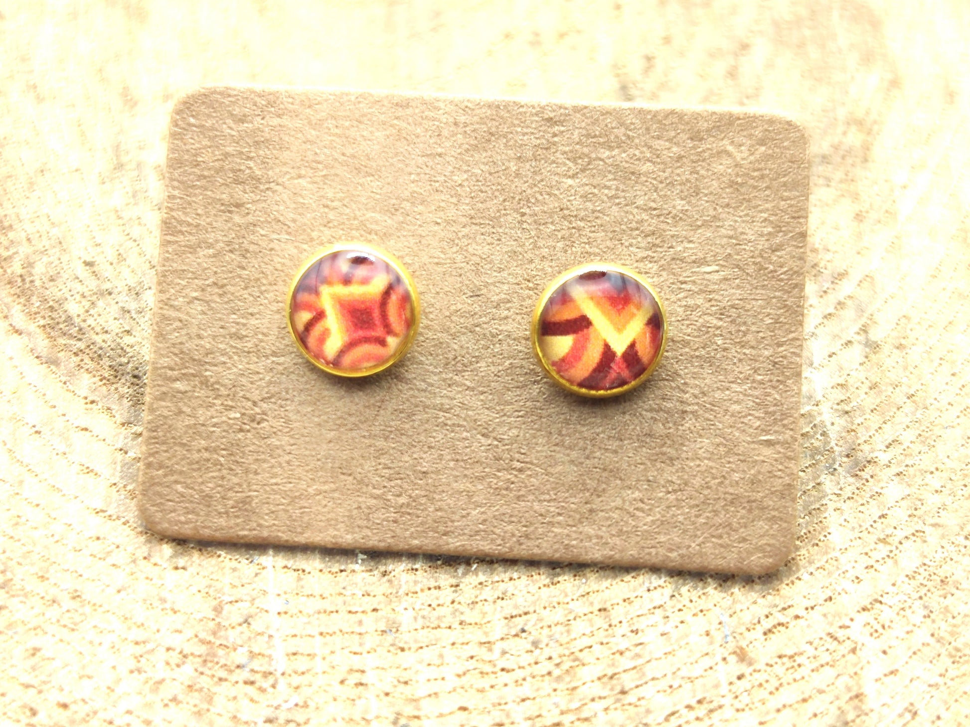 Clous d'oreille, acier inoxydable, cabochon de 6mm de diamètre en résine sur imprimé, fait main