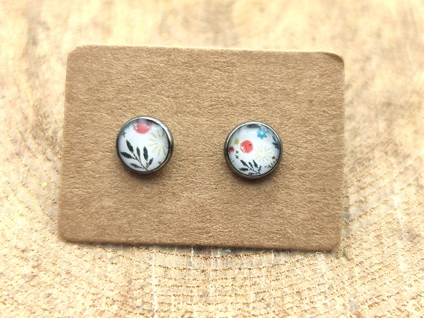 Clous d'oreille, acier inoxydable, cabochon de 6mm de diamètre en résine sur imprimé, motif asymétrique, fait main