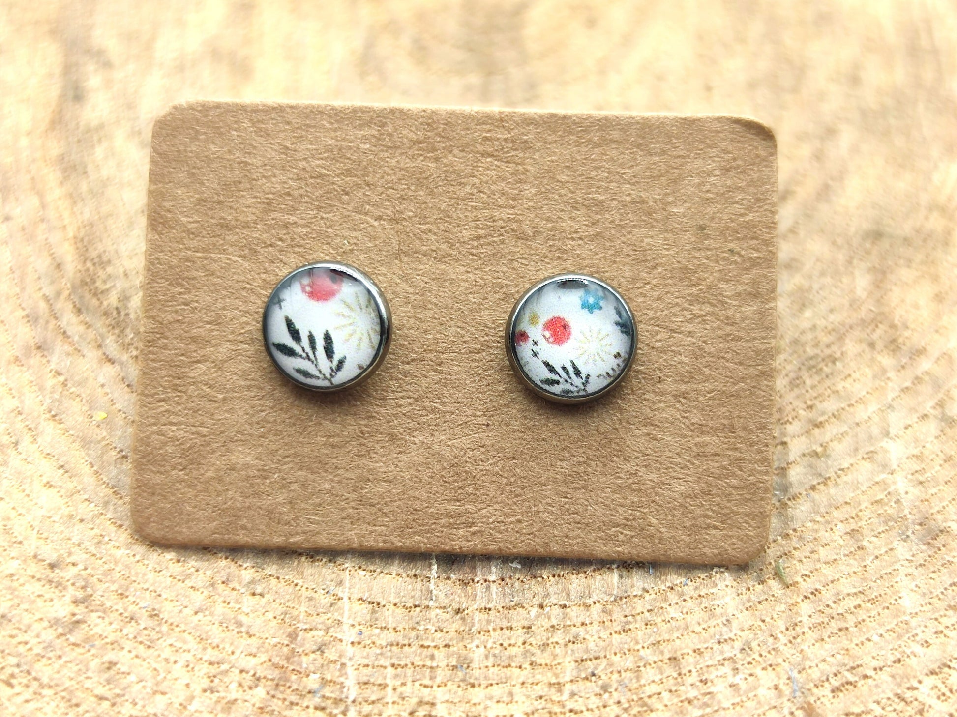 Clous d'oreille, acier inoxydable, cabochon de 6mm de diamètre en résine sur imprimé, motif asymétrique, fait main