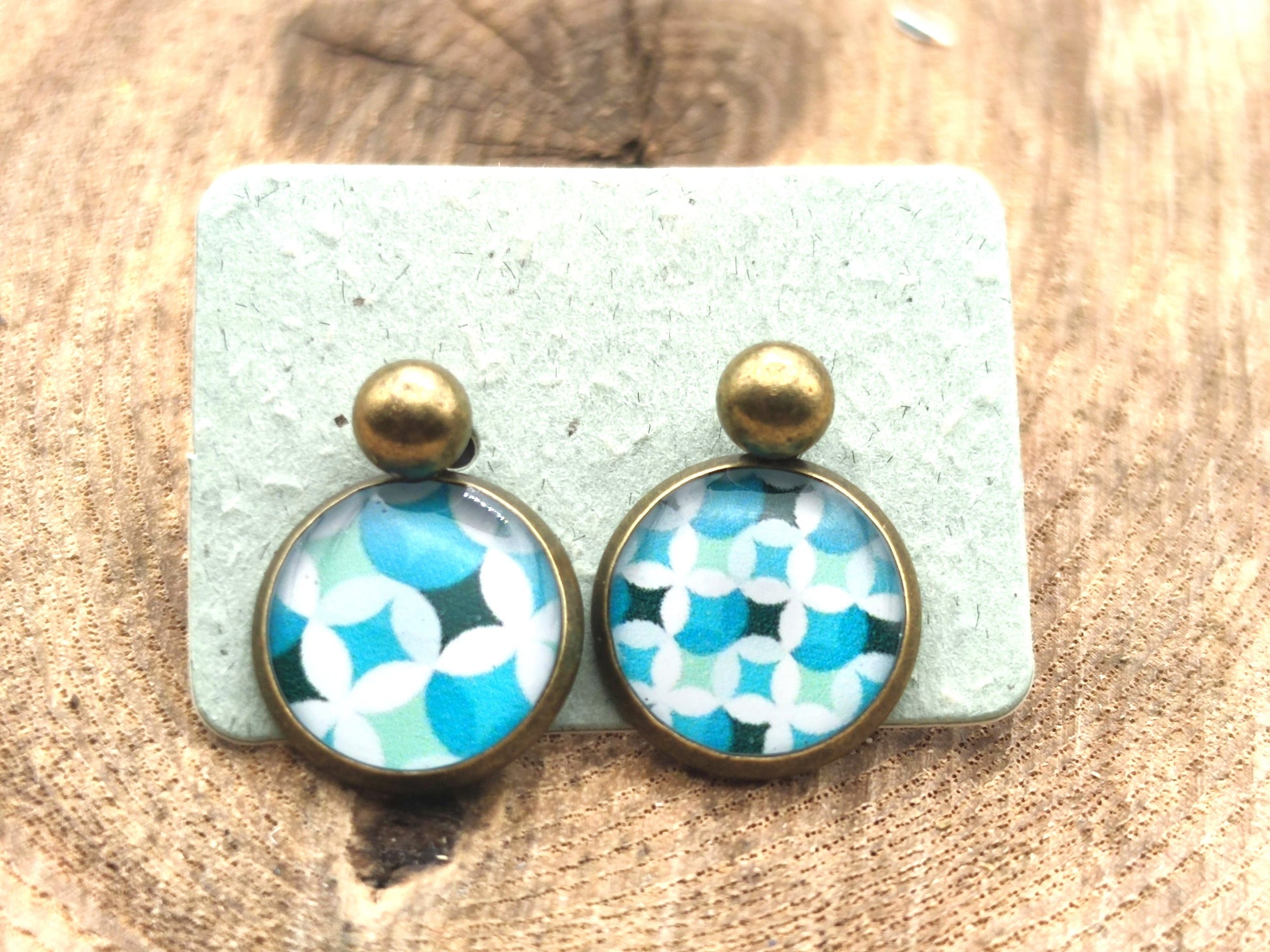 Puce d'oreille de 12mm de diamètre en résine sur imprimé, motif asymétrique, fait main