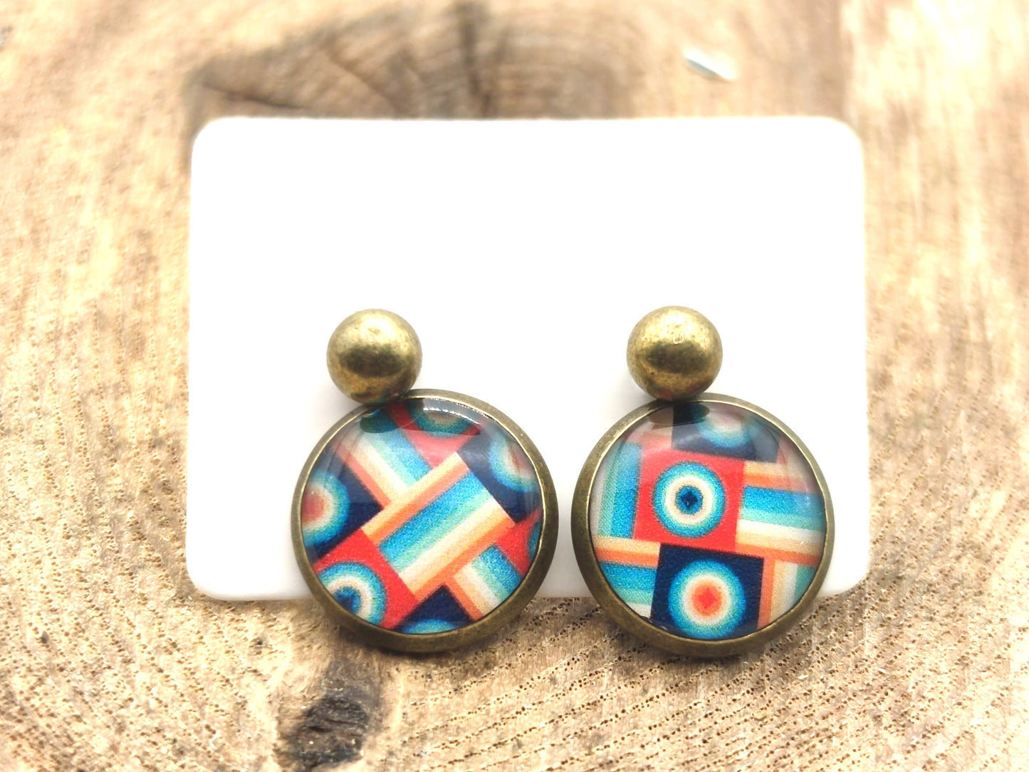 Puce d'oreille de 12mm de diamètre en résine sur imprimé, motif asymétrique, fait main