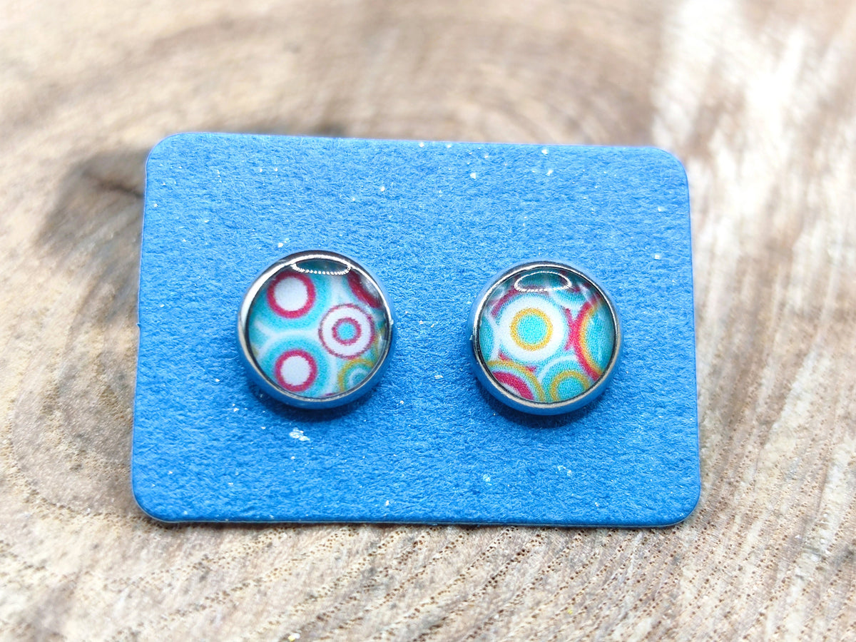 Clous d'oreille, acier inoxydable, cabochon de 8mm de diamètre en résine sur imprimé cercles, motif asymétrique, fait main