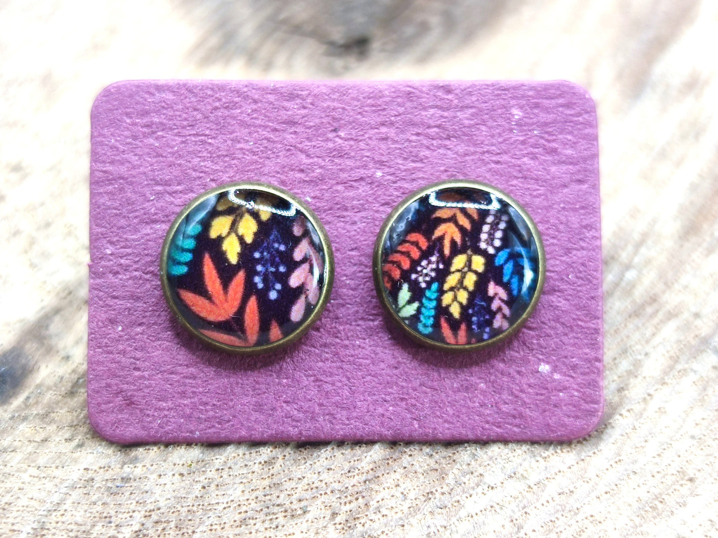 Clous d'oreille, cabochon de 10mm de diamètre en résine sur imprimé, motif asymétrique, fait main