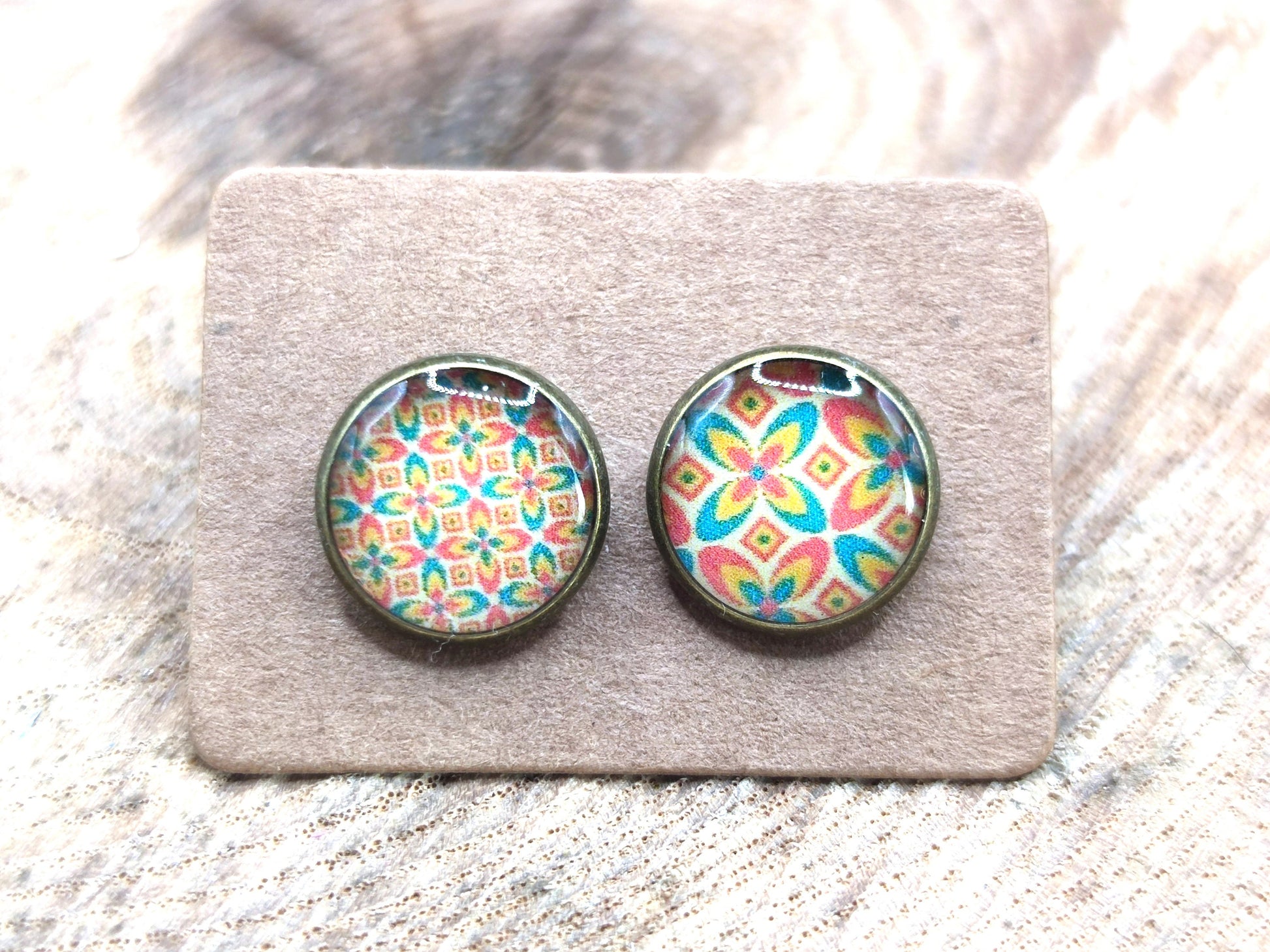 Clous d'oreille, cabochon de 10mm de diamètre en résine sur imprimé, motif asymétrique, fait main